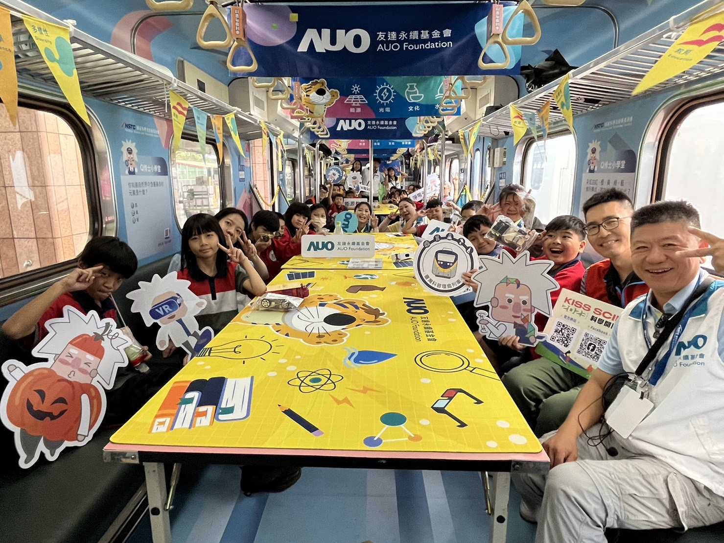 DB真人永續基金會參與「臺灣科普環島列車」，設計基礎科學車廂課程，以「淨零碳排和永續能源」為主題，讓學生透過創意實驗認識淨零知識，以及思考生活中的減碳行為